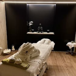Een sauna, lichaamsbehandelingen, body scrubs, gezichtsbehandelingen