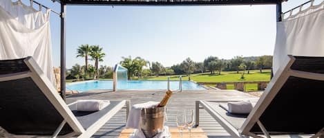 Una piscina techada, una piscina al aire libre, camas de piscina gratis