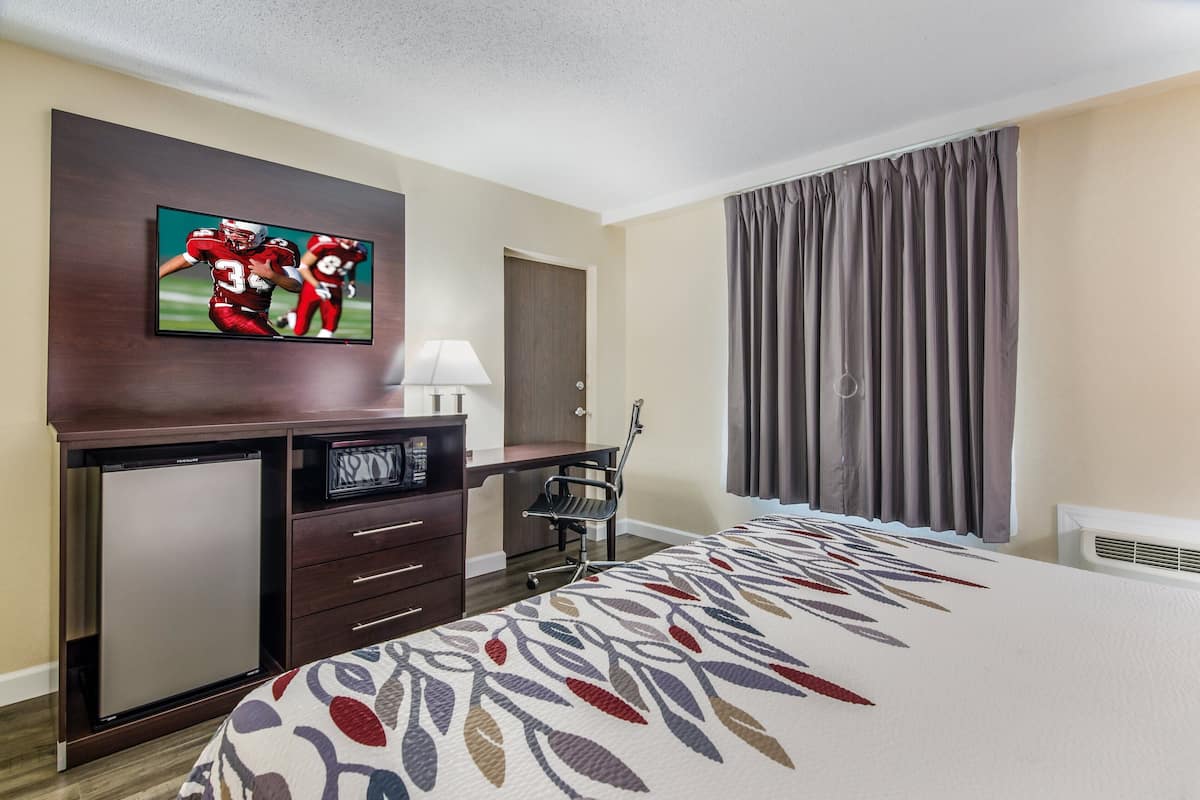 Superior Room, 1 King Bed, Accessible, Non Smoking (Roll-In Shower) | Desk, iron/ironing board, free cots/infant beds, rollaway beds
