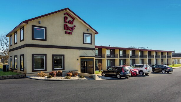 A Red Roof Inn with a parking lot in front. - Red Roof Inn Madison Heights, VA (Madison Heights)
