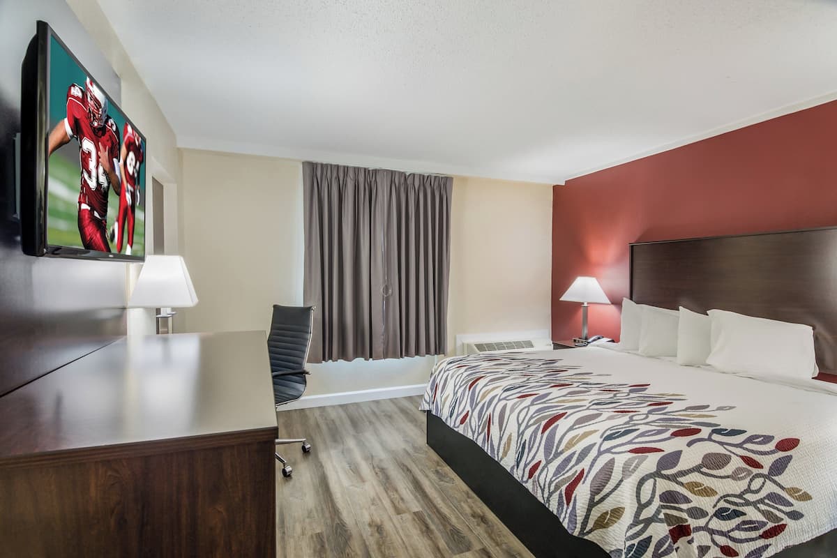 Superior-værelse - 1 kingsize-seng - handicapvenligt - ikke-ryger (Roll-In Shower) | Skrivebord, strygejern/strygebræt, gratis baby-/barnesenge