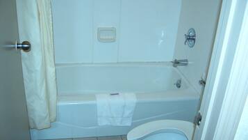 Ducha y bañera combinadas y toallas