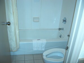 Combined shower/bathtub, towels - Travelers Inn & Suites (Sumter)