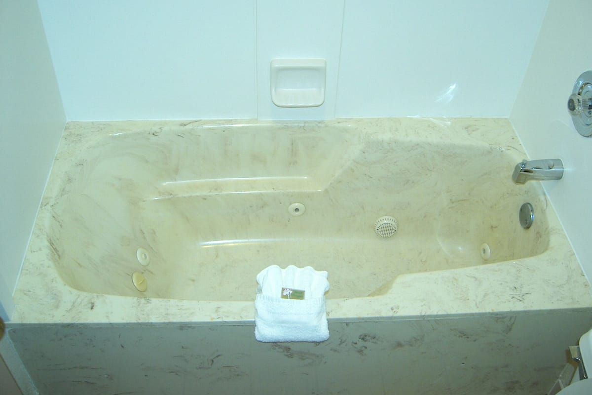 Combined shower/tub, towels