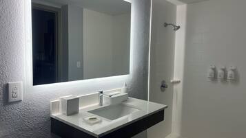 Kamar, 1 Tempat Tidur Queen, akses difabel, Bebas Asap Rokok (Mobility, Roll-In Shower) | Kamar mandi | Kombinasi shower/bathtub dan handuk