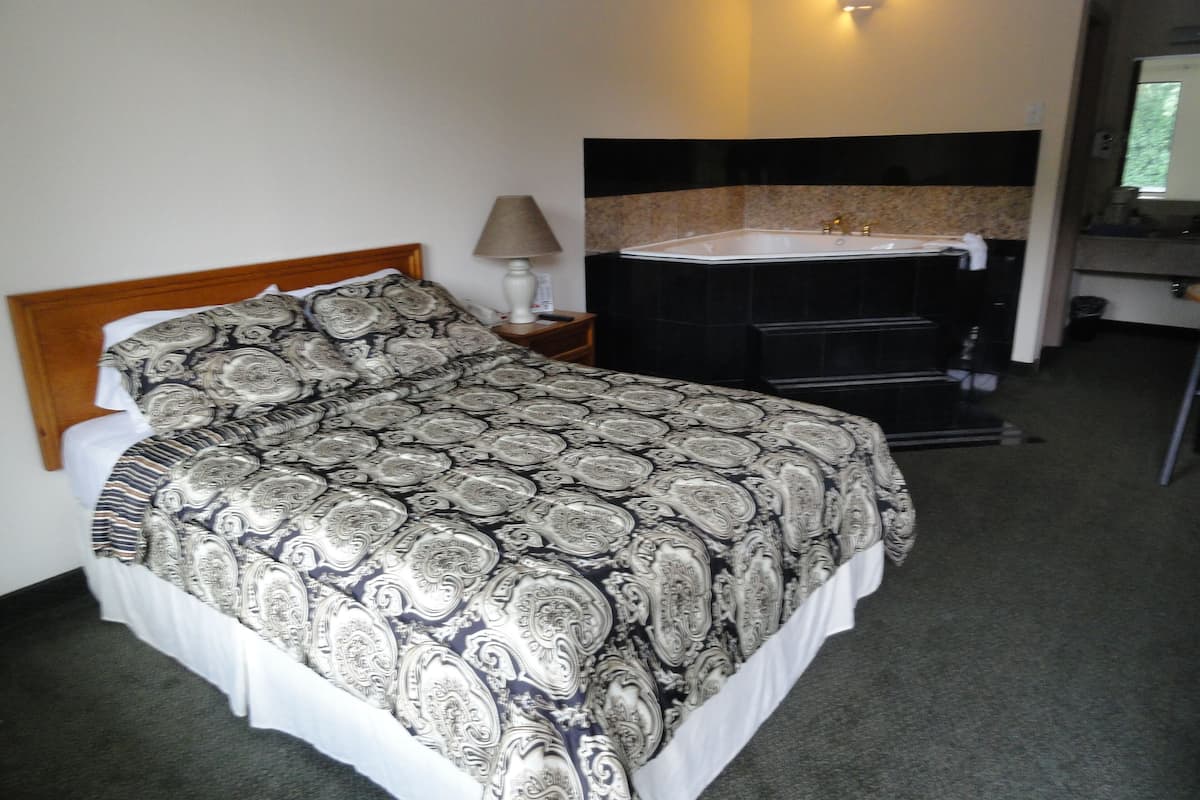 Exclusive Single Room, 1 Queen Bed, Jetted Tub | 1 bedroom, blackout drapes, free WiFi, bed sheets