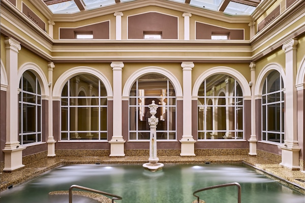 4 piscinas internas, piscina externa, espreguiçadeiras