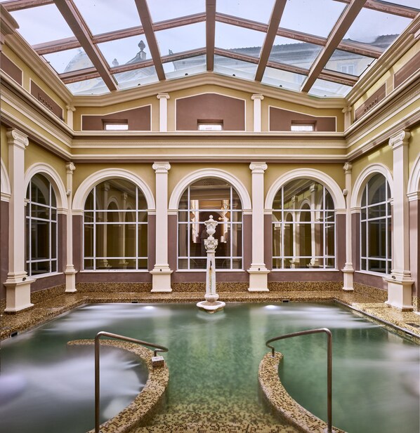 4 indoor pools, outdoor pool, pool loungers