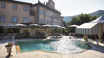 4 piscines couvertes, piscine extérieure, chaises longues