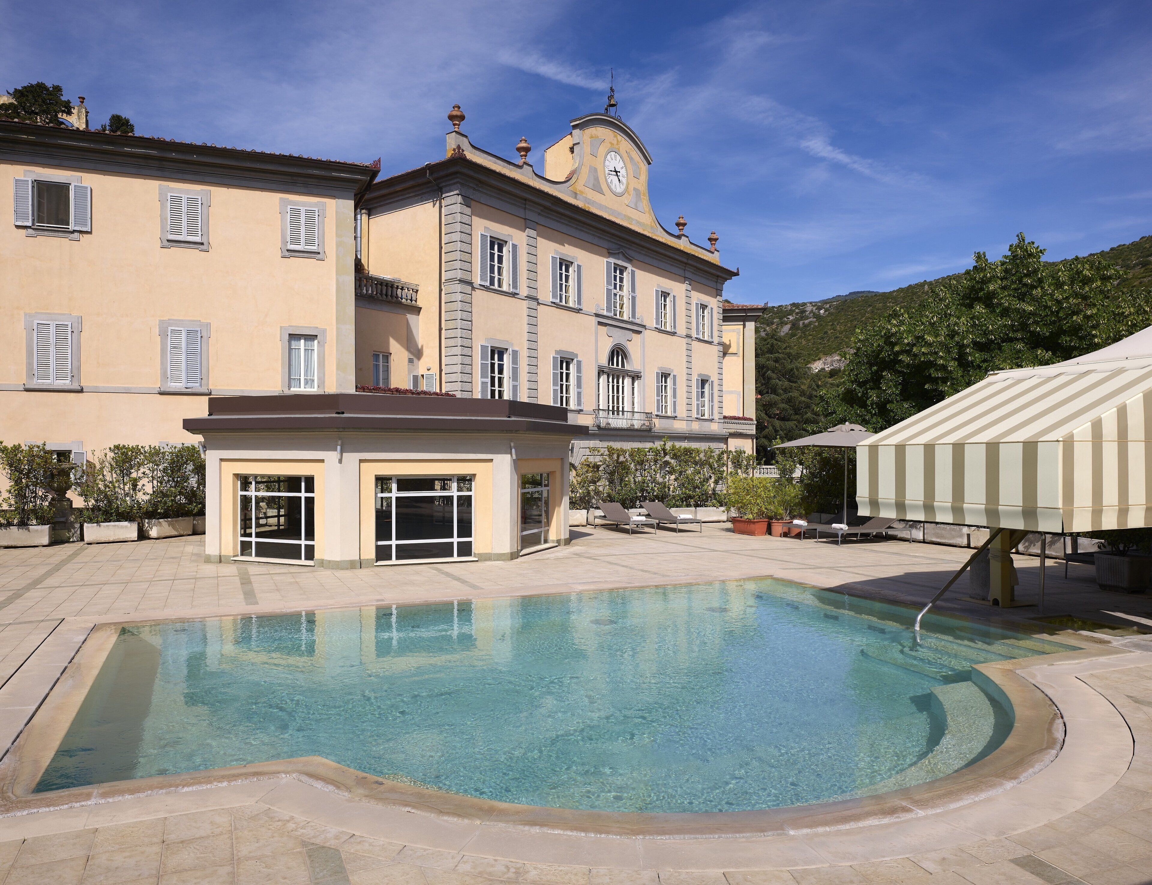 4 Innenpools, Außenpool, Liegestühle