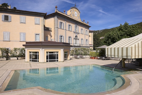 4 binnenzwembaden, een buitenzwembad, ligstoelen bij het zwembad