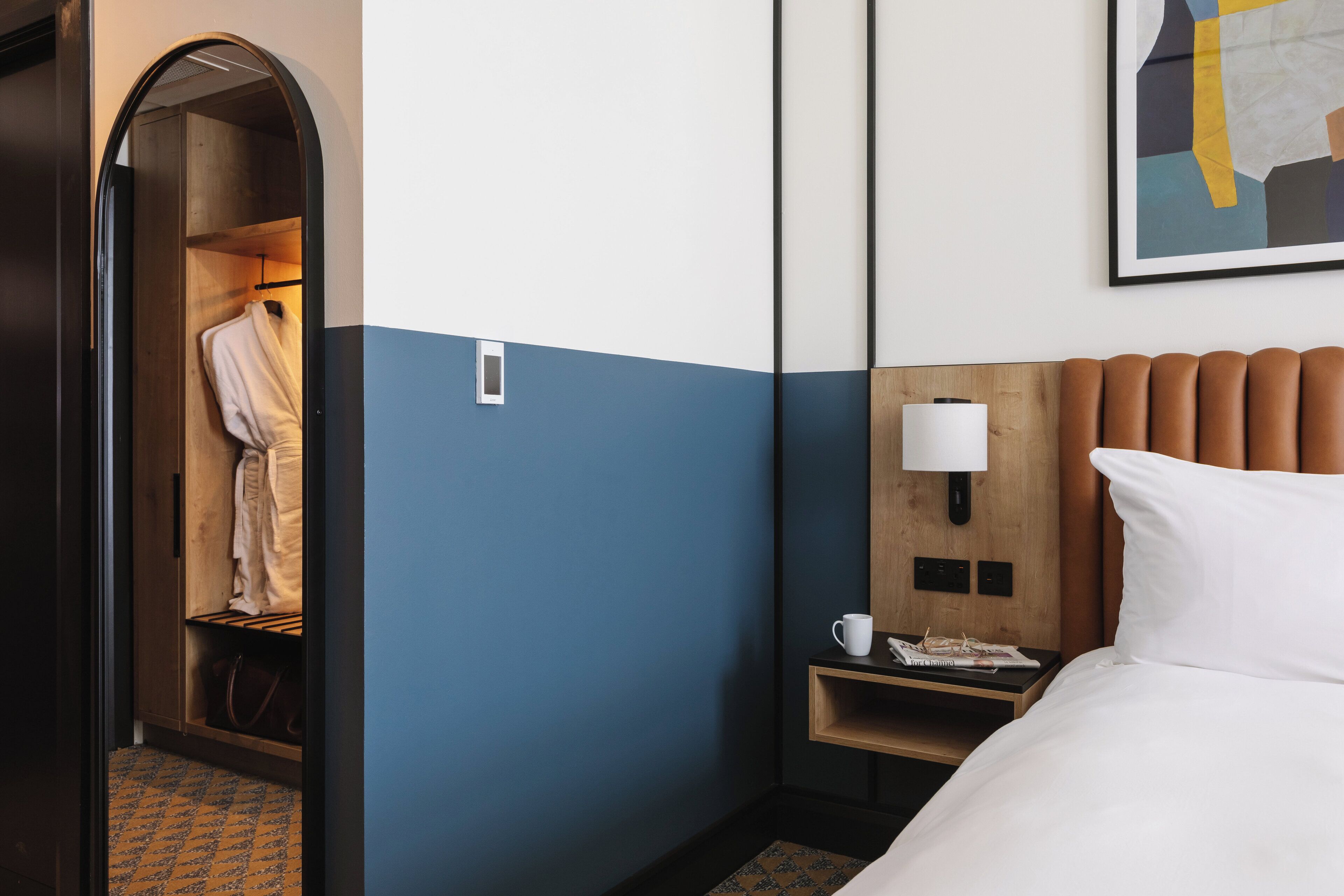 Seprai premium, brankas, didekorasi berbeda-beda, dan meja kerja