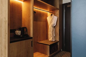 Hochwertige Bettwaren, Zimmersafe, individuell dekoriert, Schreibtisch