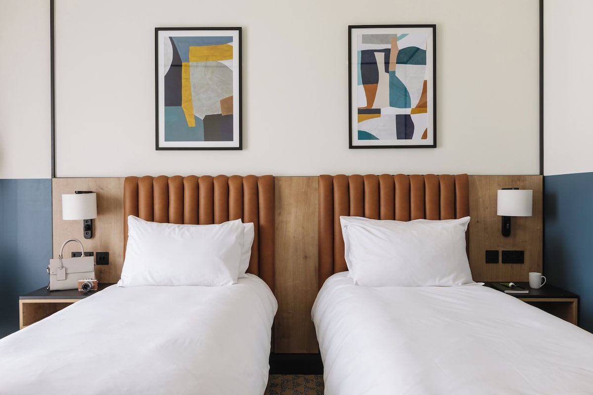 Premium kamer, 2 eenpersoonsbedden | Luxe beddengoed, een kluis op de kamer, een bureau, een laptopwerkplek