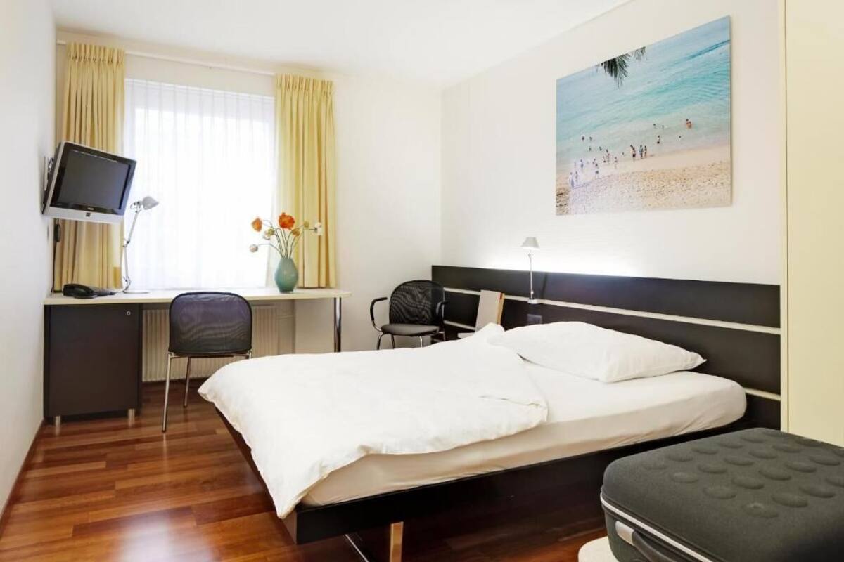 Hypo-allergenic bedding, in-room safe, desk, laptop workspace