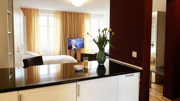 Studio | Hypo-allergenic bedding, in-room safe, individually decorated