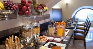Café da manhã com buffet todos os dias mediante uma taxa