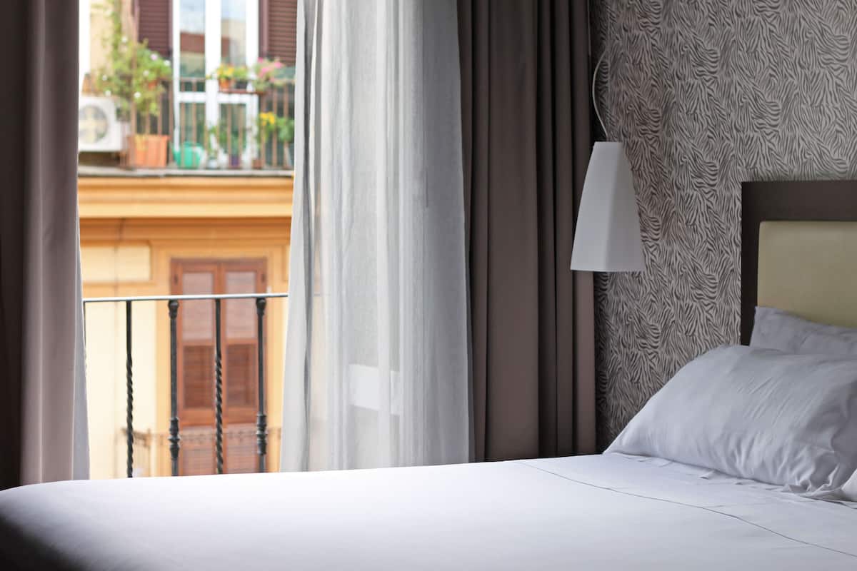 Hypo-allergenic bedding, minibar, in-room safe, desk