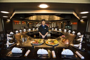 3 restaurants; breakfast, lunch and dinner served  - Crowne Plaza Resort Saipan by IHG (Saipan)