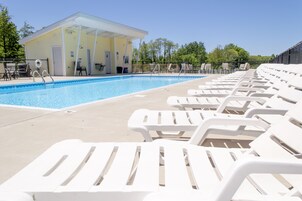 Una piscina al aire libre, una piscina climatizada