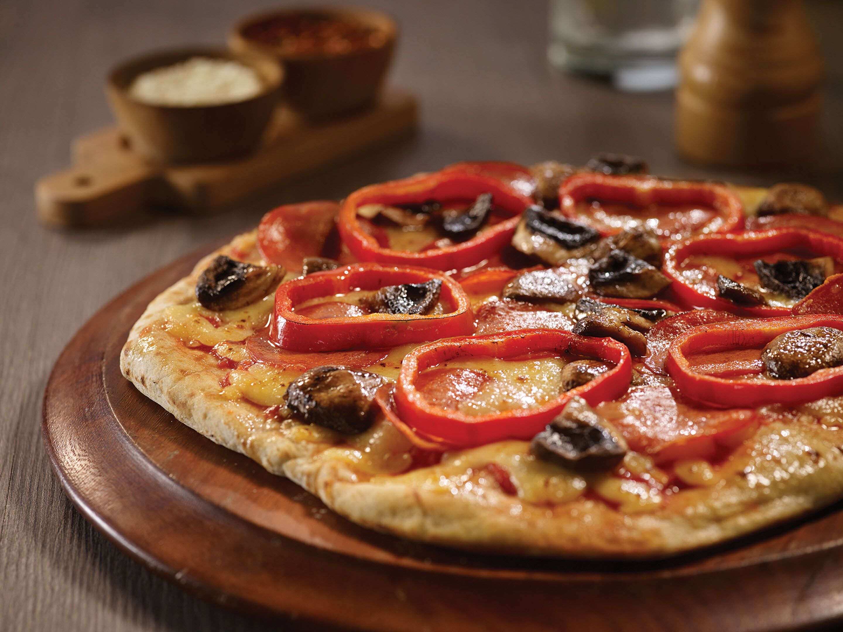Eine Pizza auf einem Holzboden.