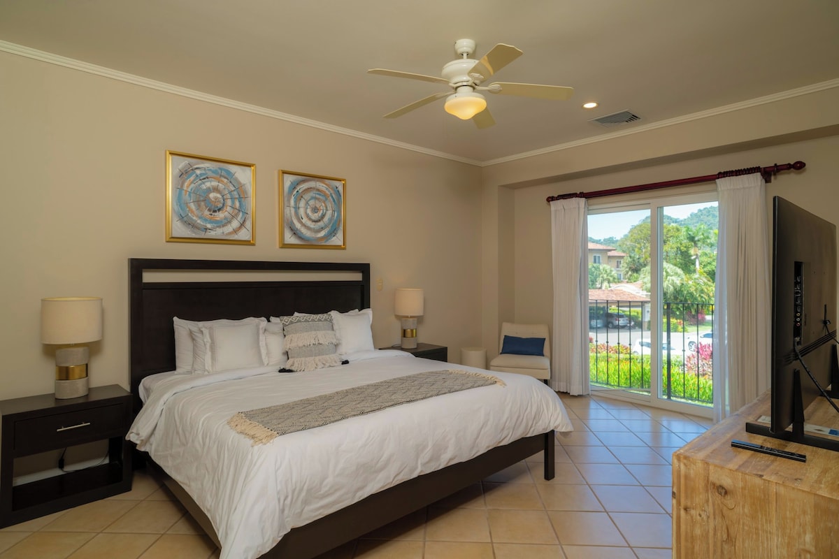 Apartment, 3 Bedrooms (Del Mar 5J) | Premium bedding, down comforters, in-room safe, laptop workspace