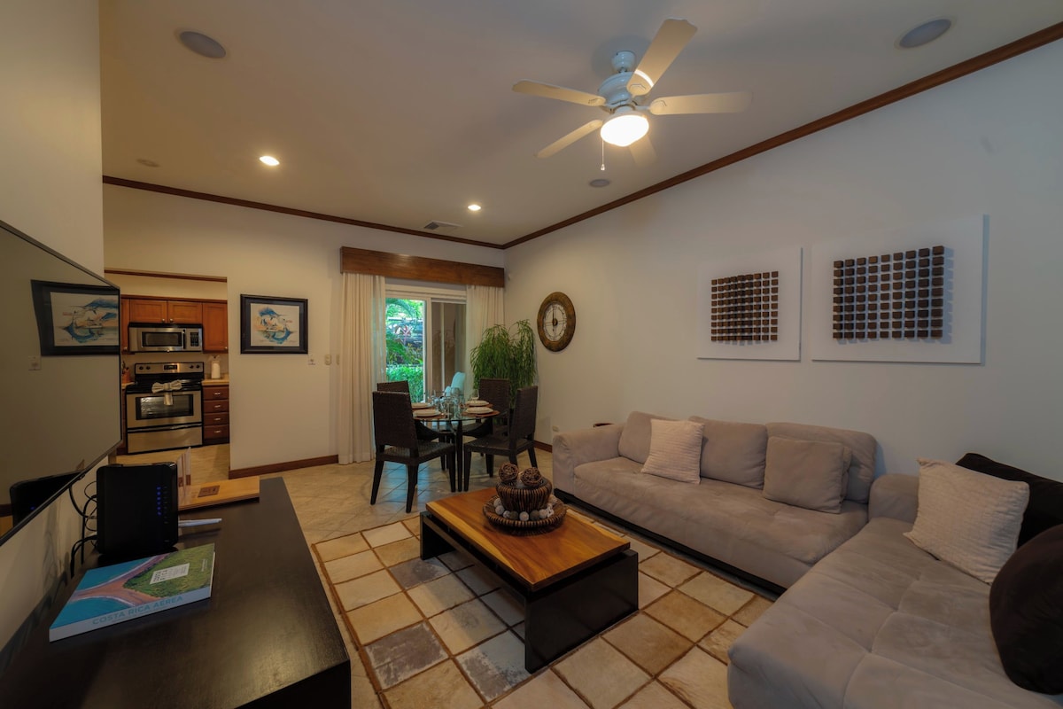 Apartment (Veranda 5H) | Living area | 32-inch TV with cable channels