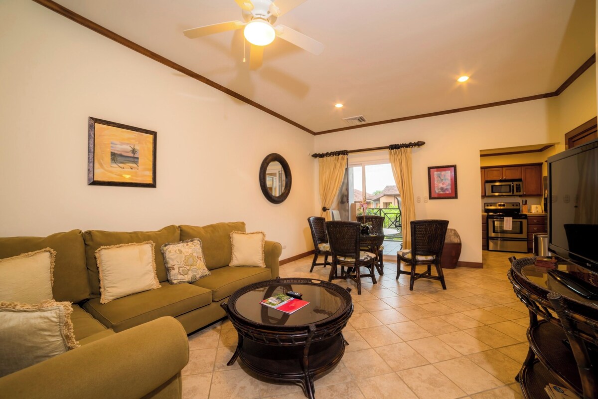 Apartment (Veranda 5A) | Living area | 32-inch TV with cable channels