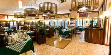 2 restaurants; breakfast, lunch and dinner served 