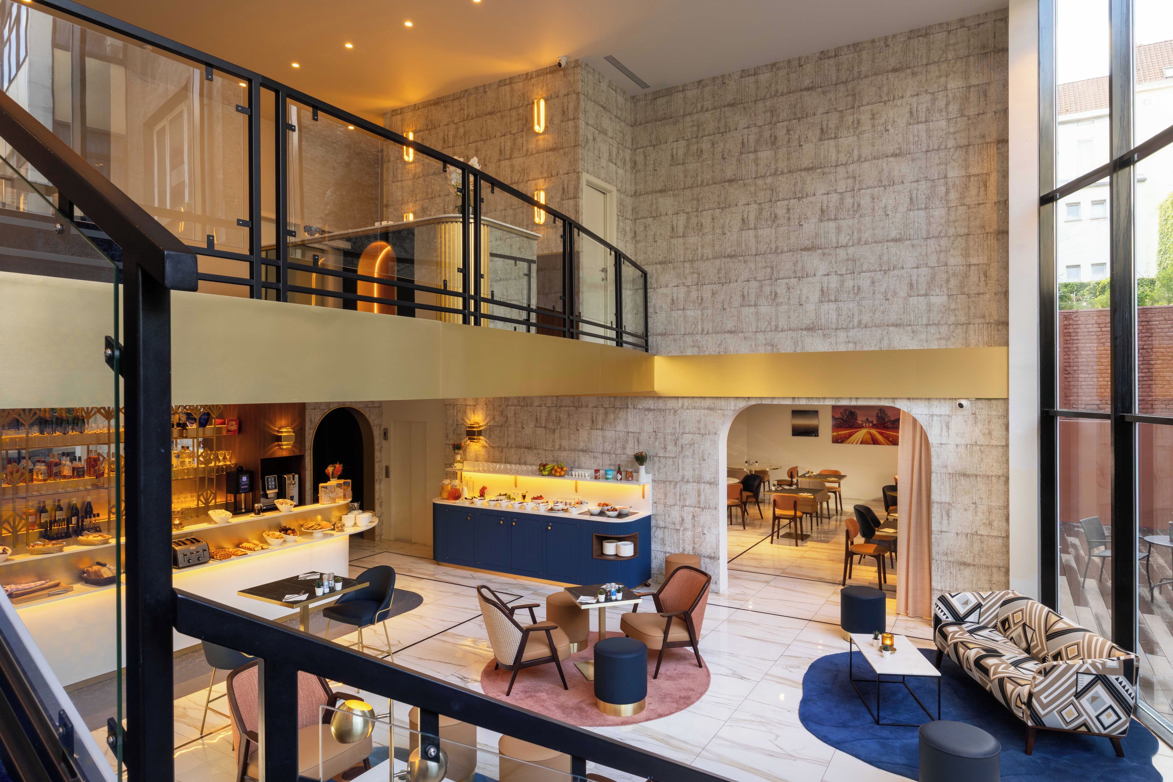 Un intérieur spacieux et moderne, avec une mezzanine, un coin bar et un espace repas.