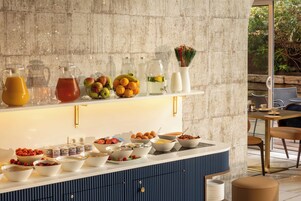 Un bufé de desayuno con diferentes alimentos y bebidas.