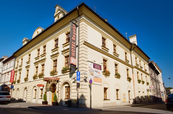 A historic building with a sign for "HOTEL REGENT." - Hotel Regent (Kraków)