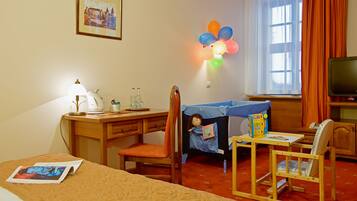 Habitación familiar | Ropa de cama hipoalergénica, cortinas opacas, wifi gratis y ropa de cama