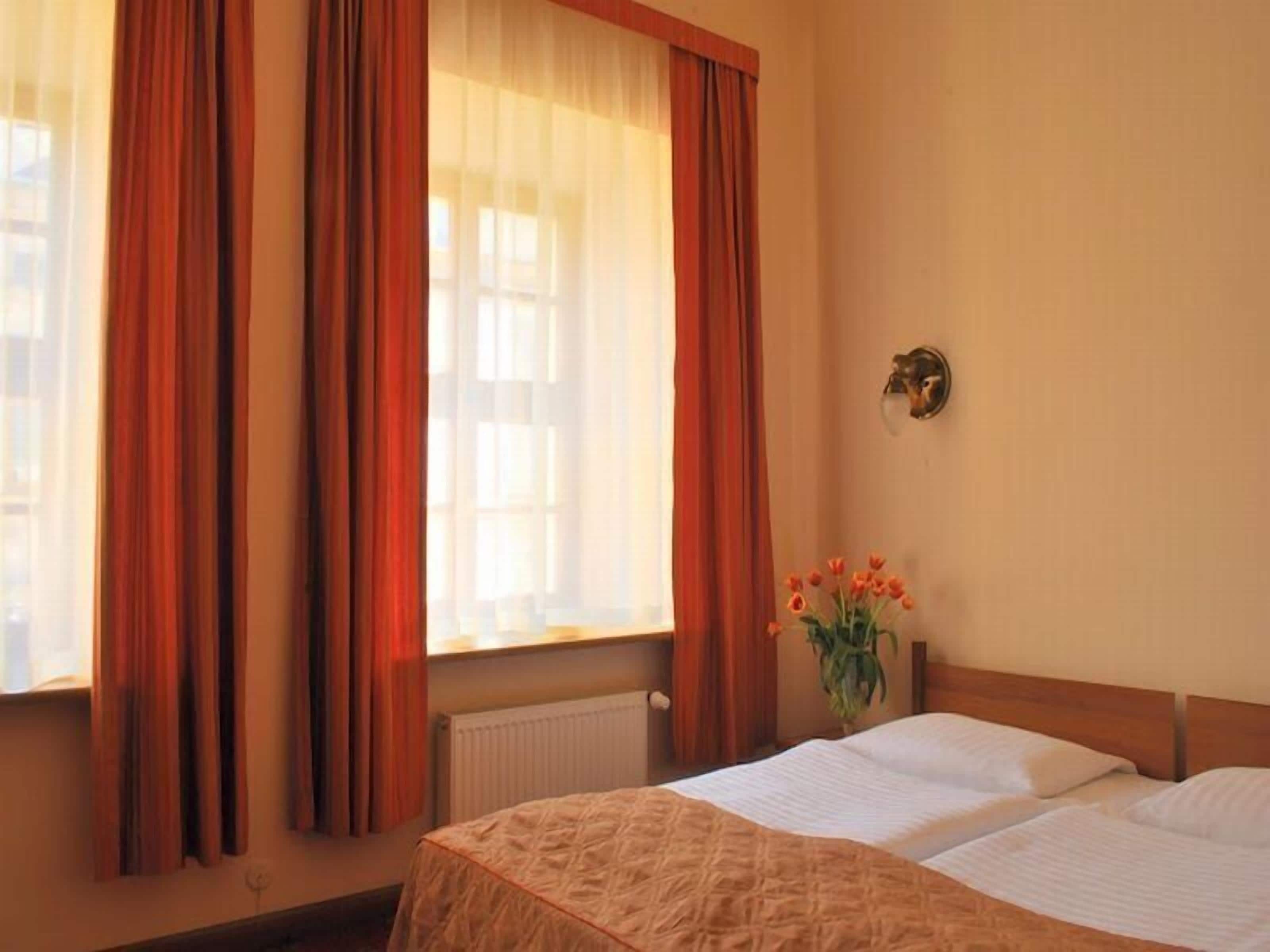 Ropa de cama hipoalergénica, cortinas opacas, wifi gratis y ropa de cama