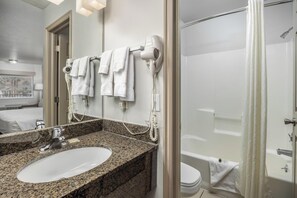In-room safe, desk, iron/ironing board, free WiFi - St. George Inn & Suites (St. George)