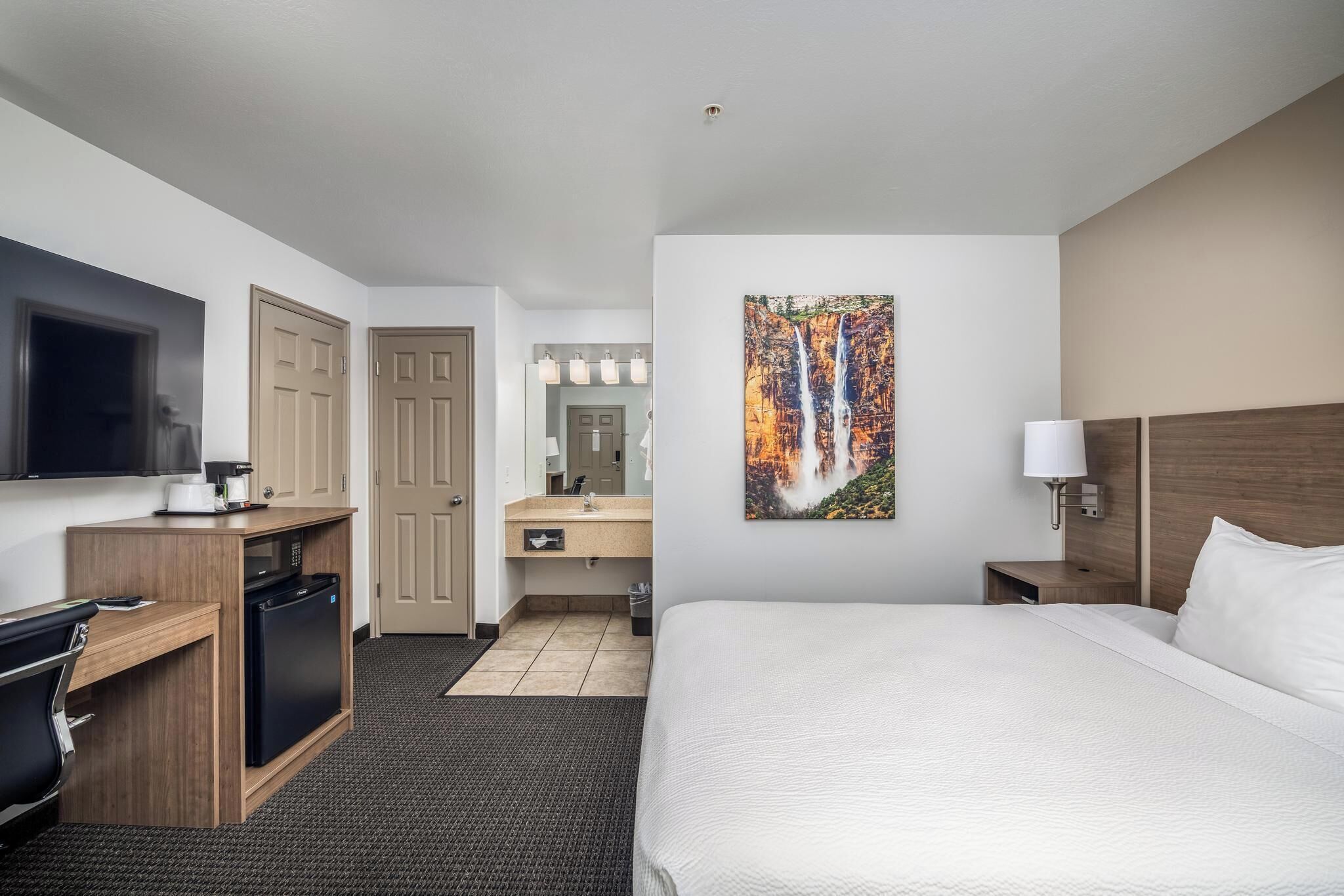 Businesshuone, 1 keskisuuri parisänky | Tallelokero huoneessa, työpöytä, silitysrauta/-lauta, ilmainen Wi-Fi