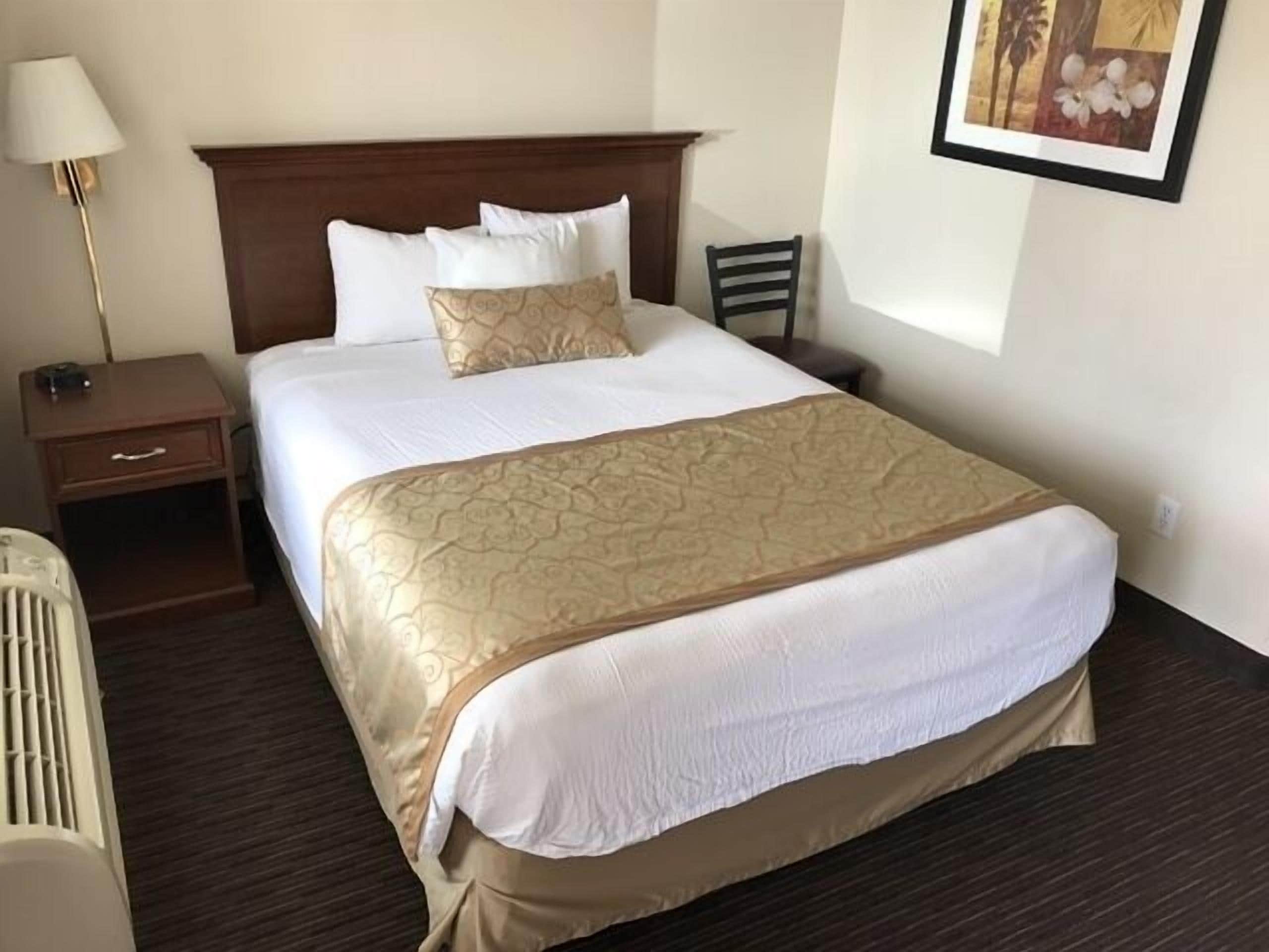 business room, 1 queen bed | in-room safe, desk, iron/ironing board, free wifi