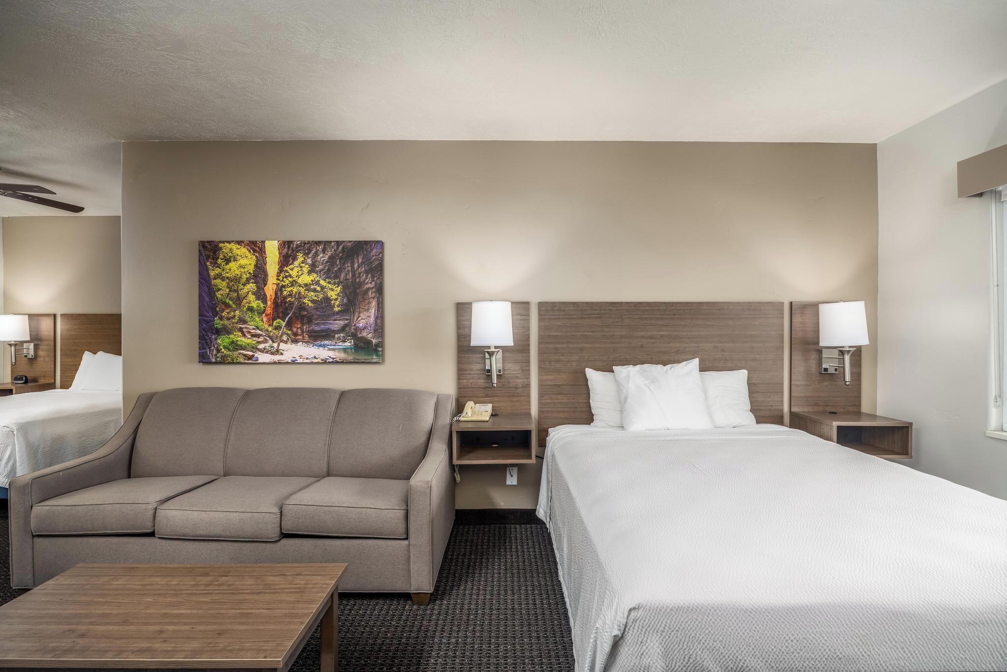 Perhehuone, useita sänkyjä | Tallelokero huoneessa, työpöytä, silitysrauta/-lauta, ilmainen Wi-Fi