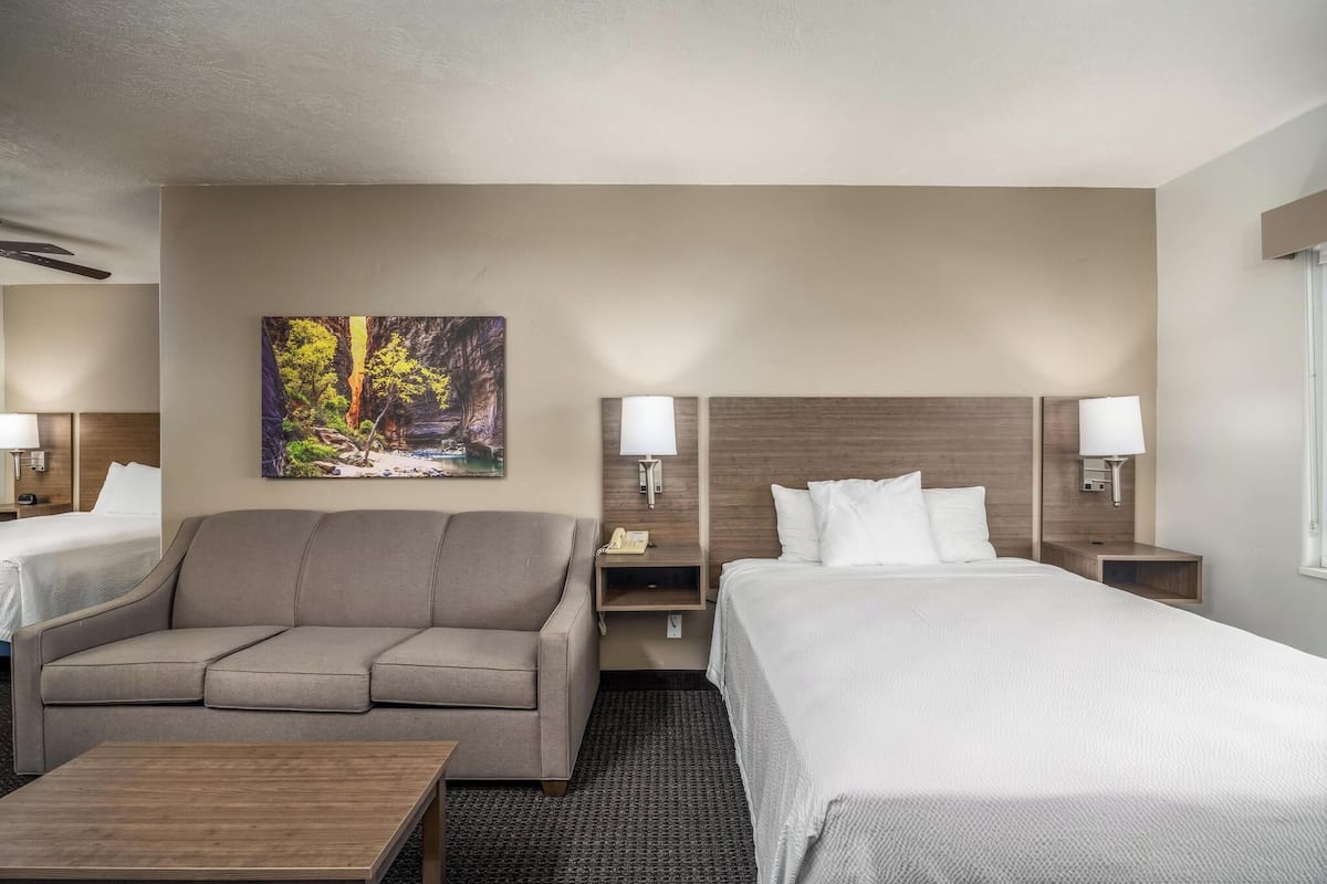 Perhehuone, useita sänkyjä | Tallelokero huoneessa, työpöytä, silitysrauta/-lauta, ilmainen Wi-Fi