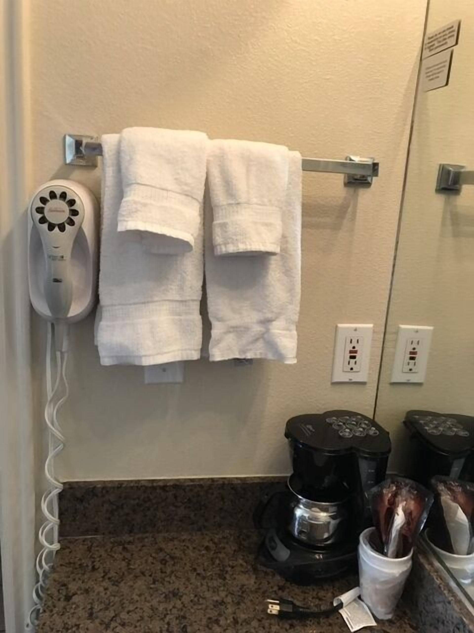 business room, 1 queen bed | bathroom | combined shower/bathtub, free toiletries, hair dryer, towels