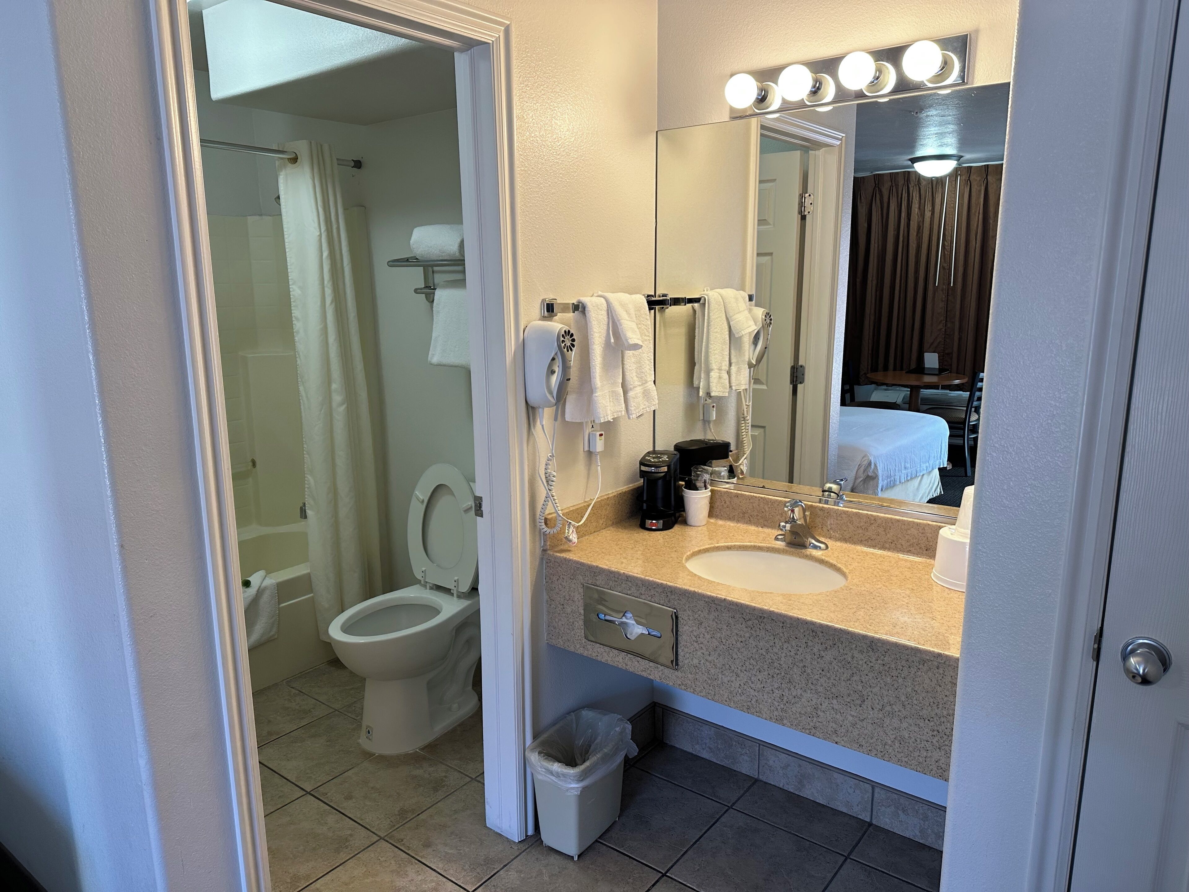 business room, 1 queen bed | bathroom | combined shower/bathtub, free toiletries, hair dryer, towels