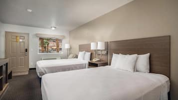 Chambre, 2 grands lits | Coffres-forts dans les chambres, bureau, fer et planche à repasser