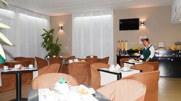 Tägliches Frühstücksbuffet (7 EUR pro Person)