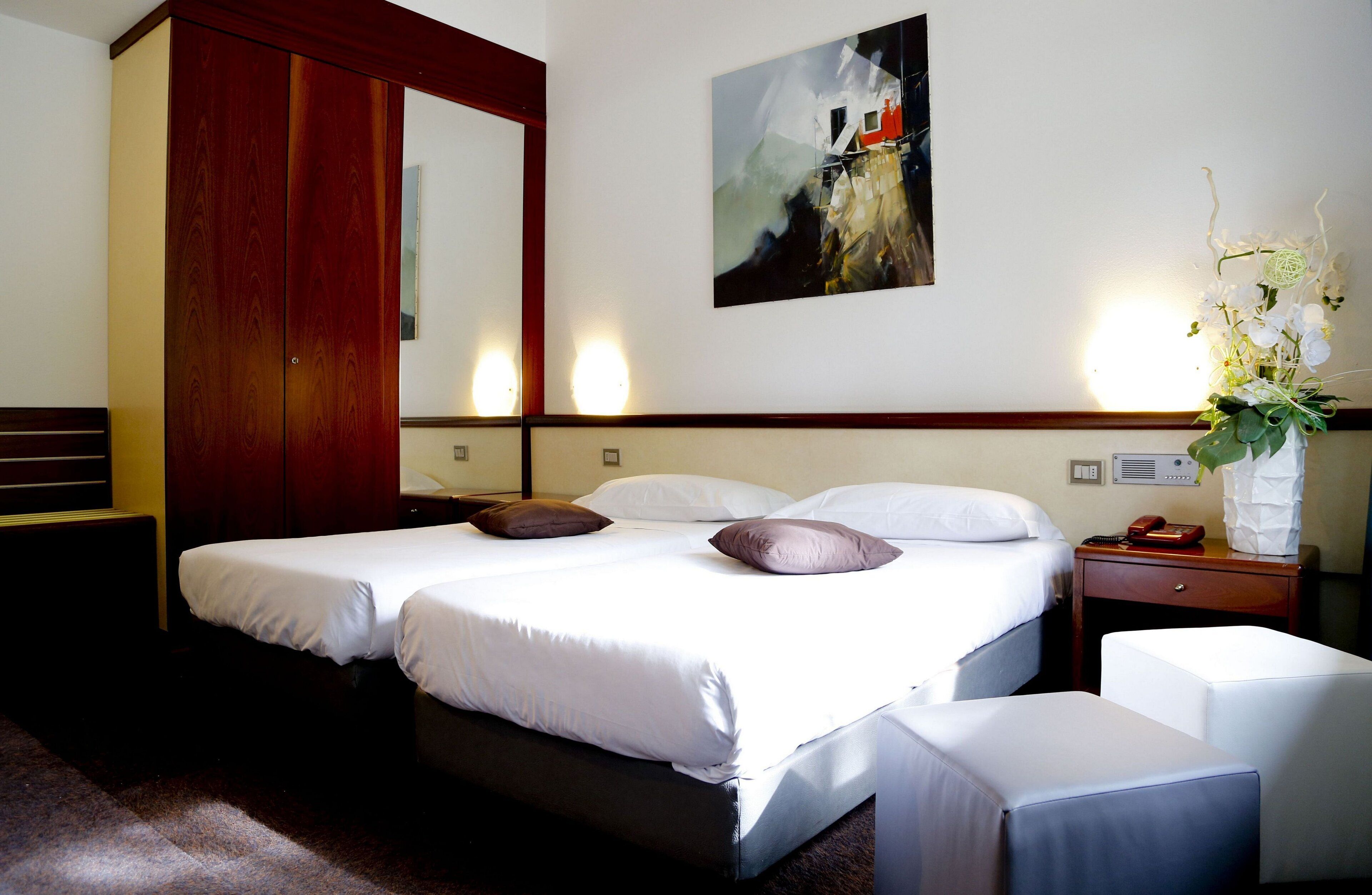 经济三人房 | 迷你吧、客房内保险箱、办公桌、隔音