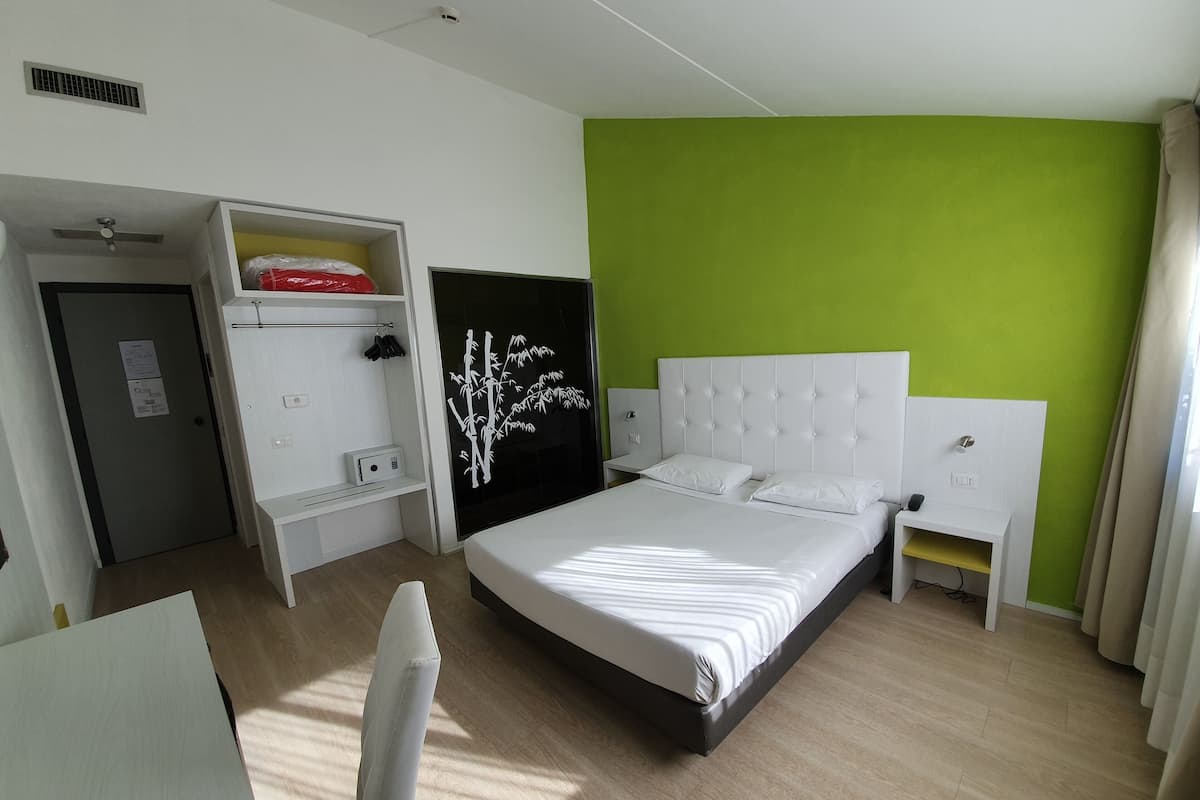 Habitación doble superior | Minibar, caja de seguridad en la habitación y escritorio