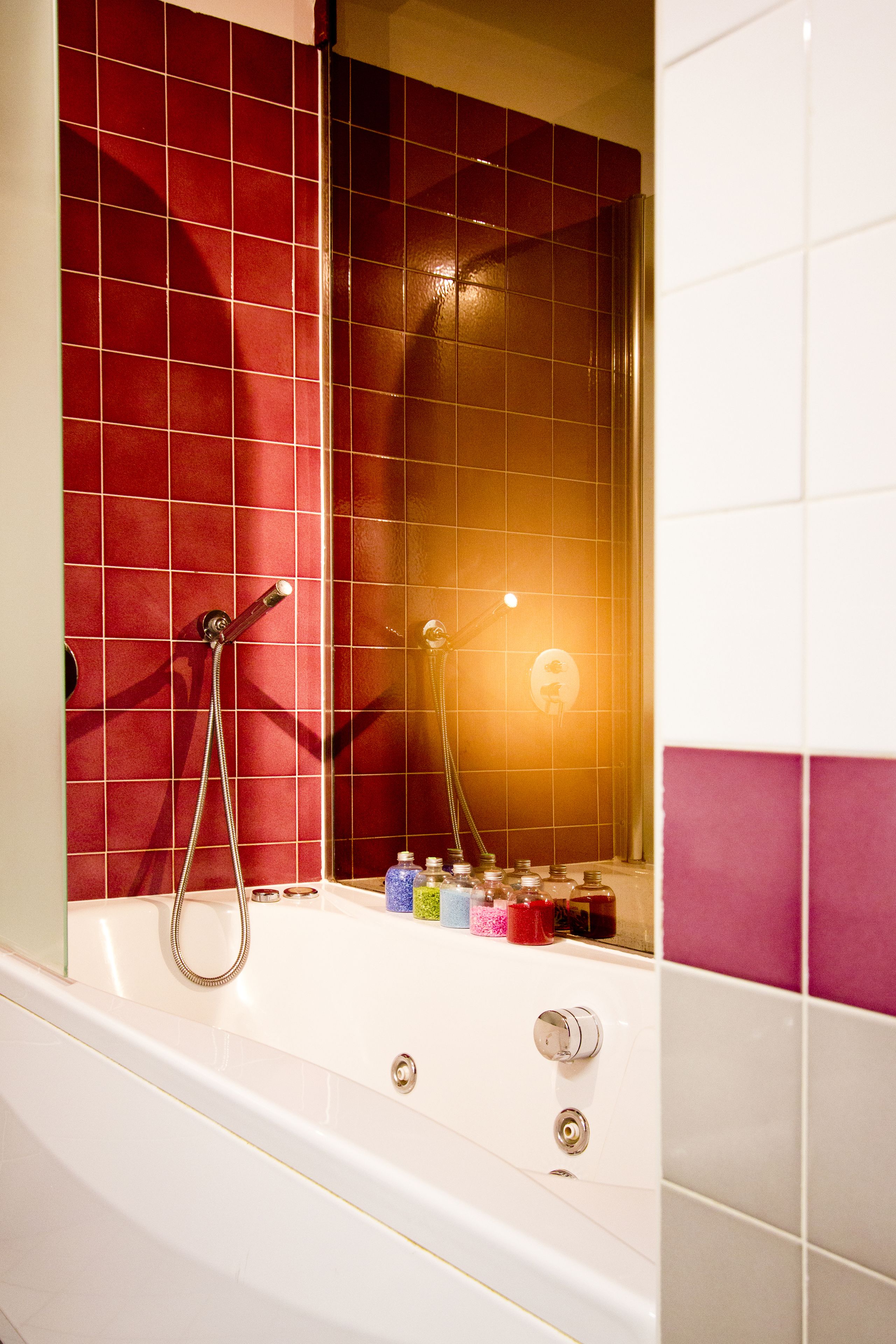 Un baño con bañera, ducha y espejo.