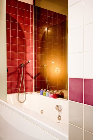 A bathroom with a bathtub, a shower, and a mirror. - Green Hotel Motel (Vergiate)
