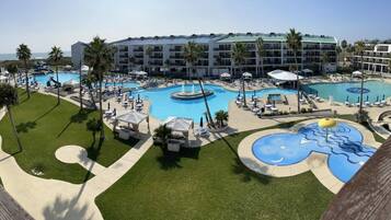 4 utendørsbassenger, bassengtelt (mot betaling) og bassengparasoller