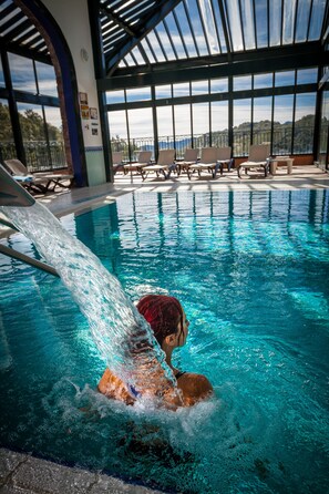 Indoor pool, a waterfall pool, sun loungers - Domaine de Falgos Golf & Spa (Serralongue)