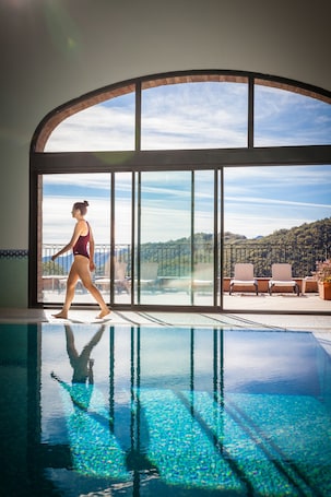 Indoor pool, a waterfall pool, pool loungers. Domaine de Falgos Golf & Spa